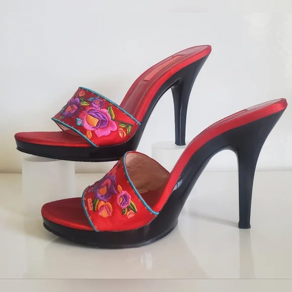 Betsey Johnson Janika Heels Mules Sandals Red Satin Embroidered Floral Size 7.5 - Picture 9 of 14